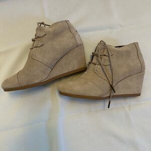 Womens Tom’s suede Shoes sz 7